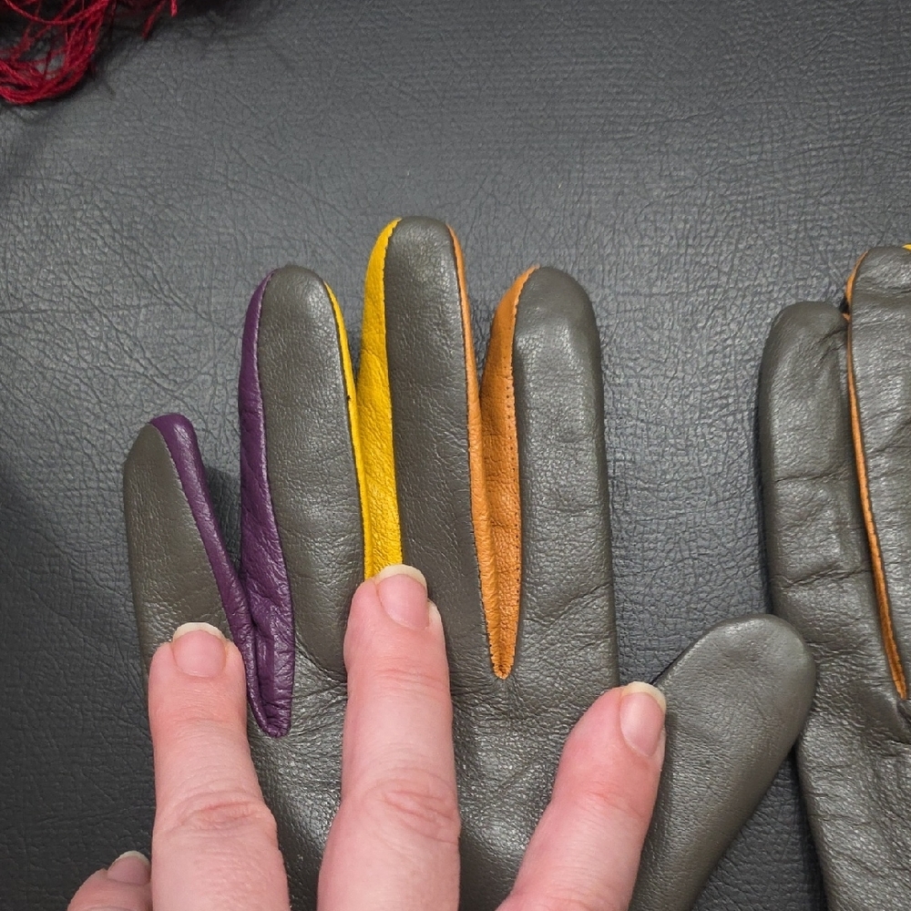 Leather Women's Gloves with Colorful Trim and Buttons - Picture 4 of 7